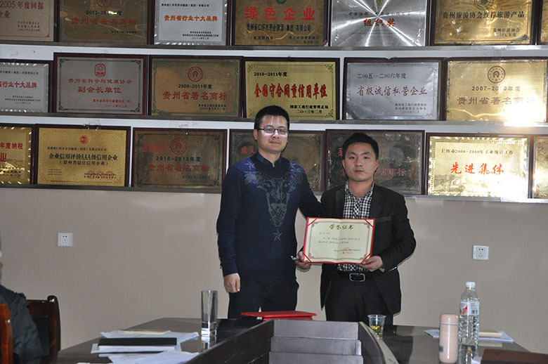 培訓結束領導給優秀學員(yuán)頒發榮譽證書(shū)