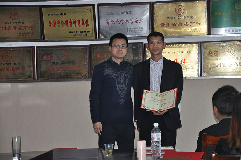 培訓結束領導給優秀學員(yuán)頒發榮譽證書(shū)