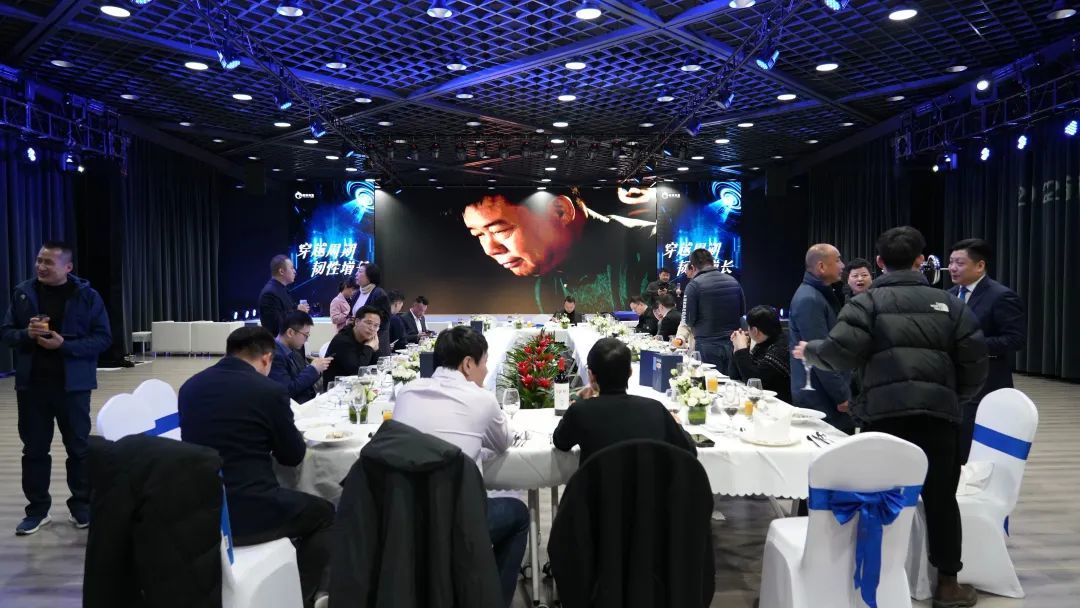 觥籌交錯、大(dà)談未來(lái)丨成義燒坊在2023中國(guó)新消費品牌獨角獸峰會