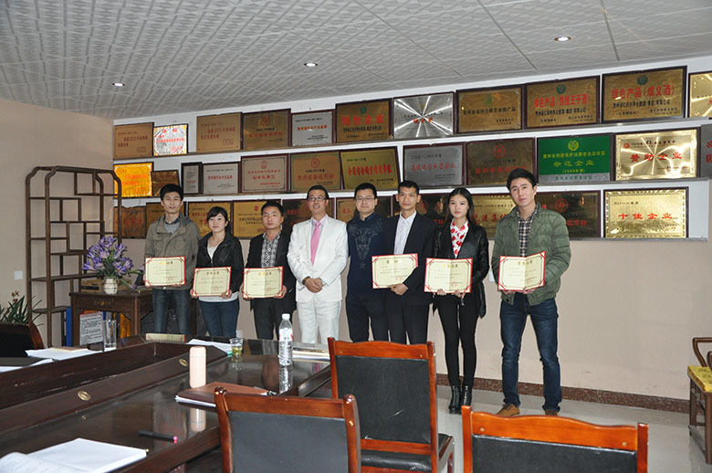 培訓結束領導給優秀學員(yuán)頒發榮譽證書(shū)
