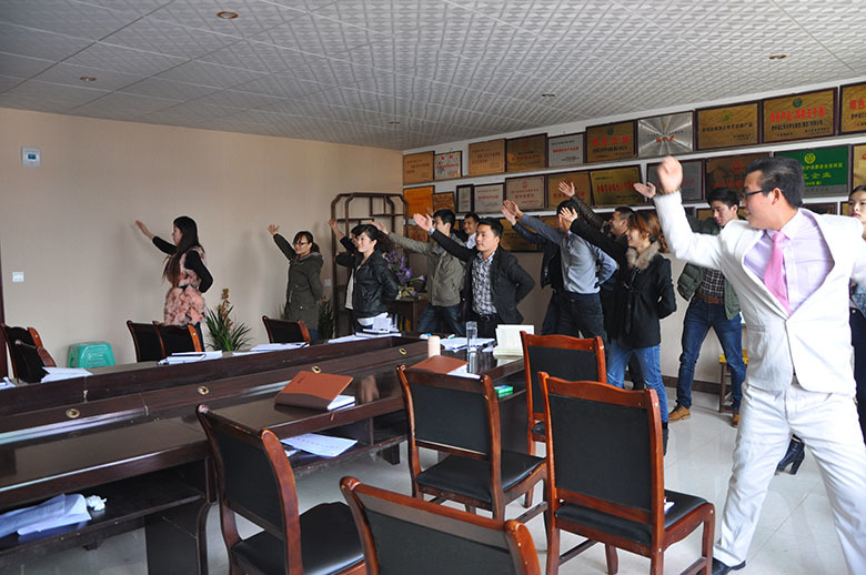 領導學員(yuán)展示舞蹈