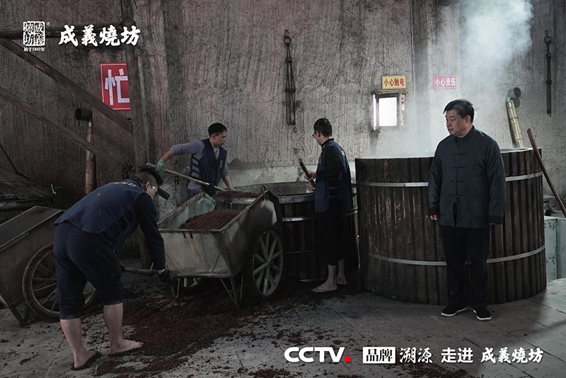 正在做準備工(gōng)作(zuò)的成義燒坊釀酒匠人(rén) “這種倔強生(shēng)命與生(shēng)俱來(lái)的穿透力,就(jiù)是成義燒坊醇厚幽香的原因,”茅合集團董事(shì)長方廷本先生(shēng)說(shuō)。