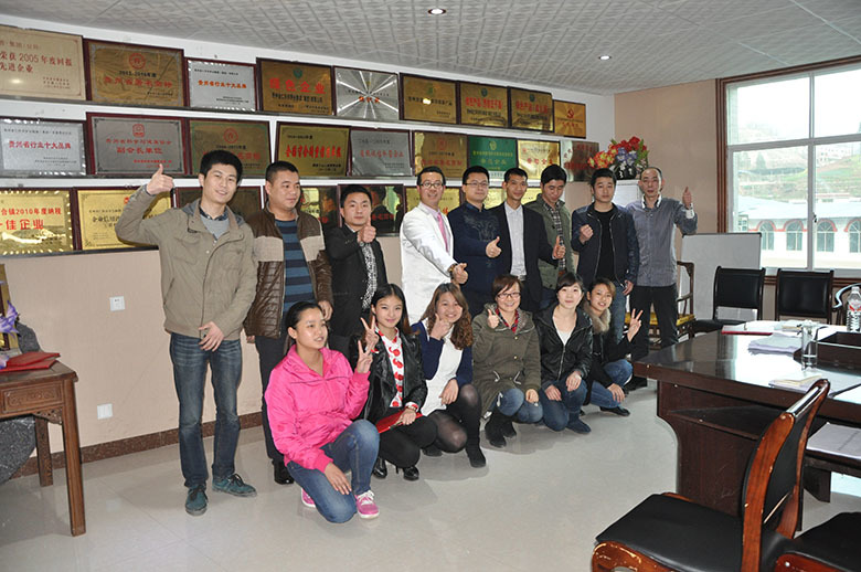 培訓結束領導給優秀學員(yuán)頒發榮譽證書(shū)