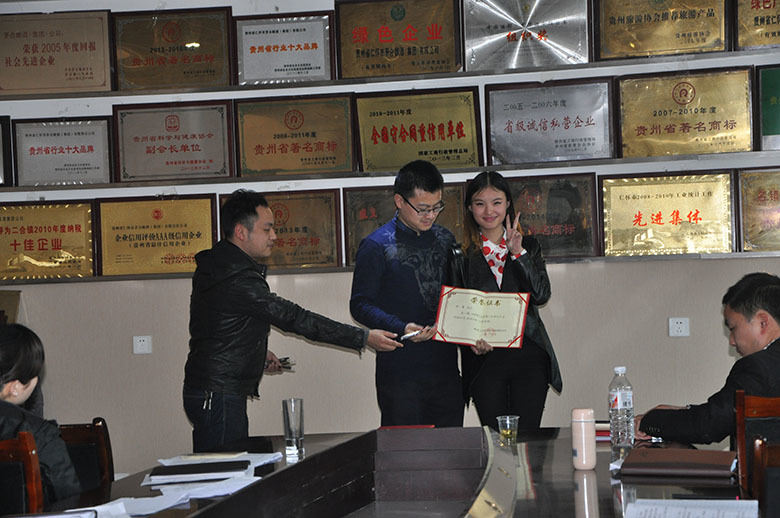 培訓結束領導給優秀學員(yuán)頒發榮譽證書(shū)